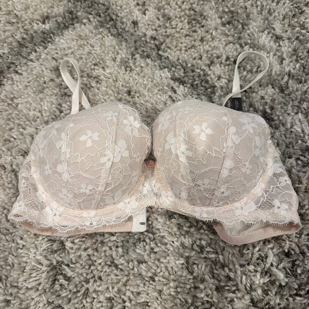 Victoria's Secret Lace Underwire Bra in Cream